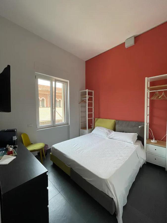 B&B Un Passo Dal Treno Piazza Vittorio Veneto 36-Salerno Station Exterior foto