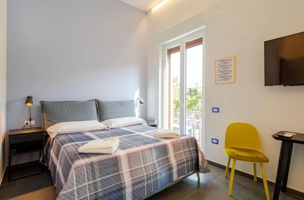 B&B Un Passo Dal Treno Piazza Vittorio Veneto 36-Salerno Station Exterior foto